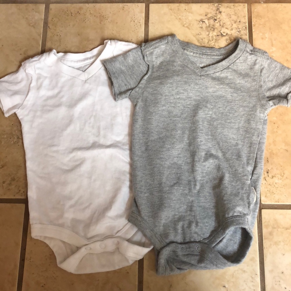 ♦️SOLD♦️BURTS BEES VNECK ONSIES